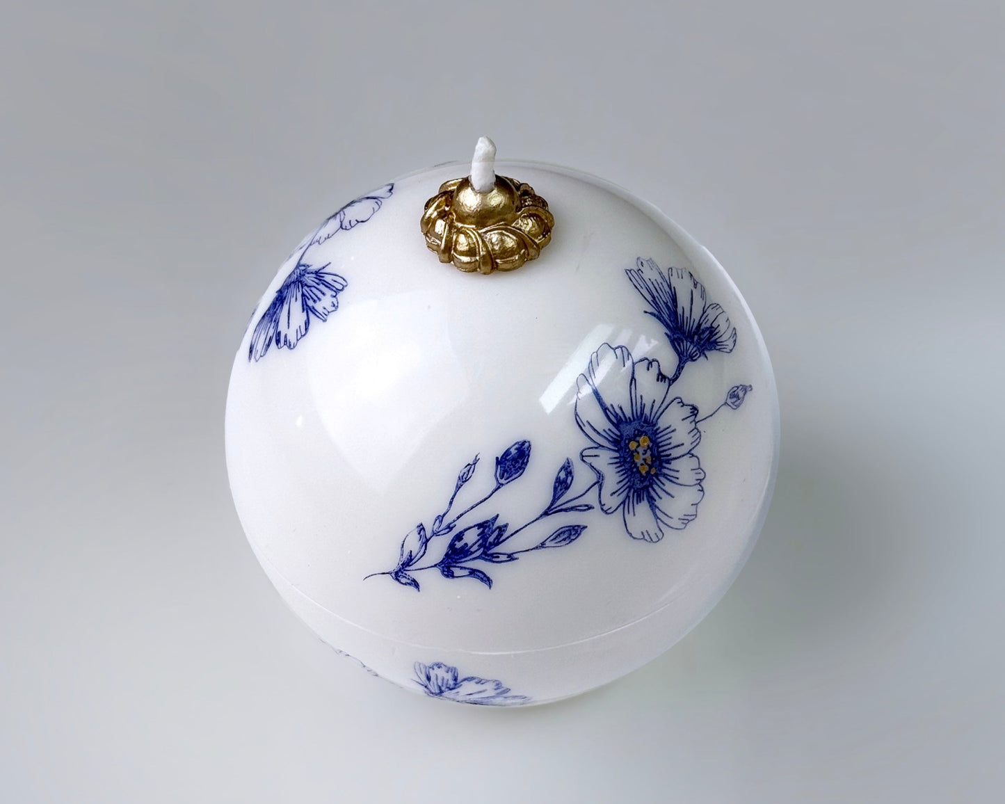 ROWA Dojaghee candle sculpted in beeswax with blue floral pattern and brass detail, inspired by Korean porcelain and filled with lavender scent.