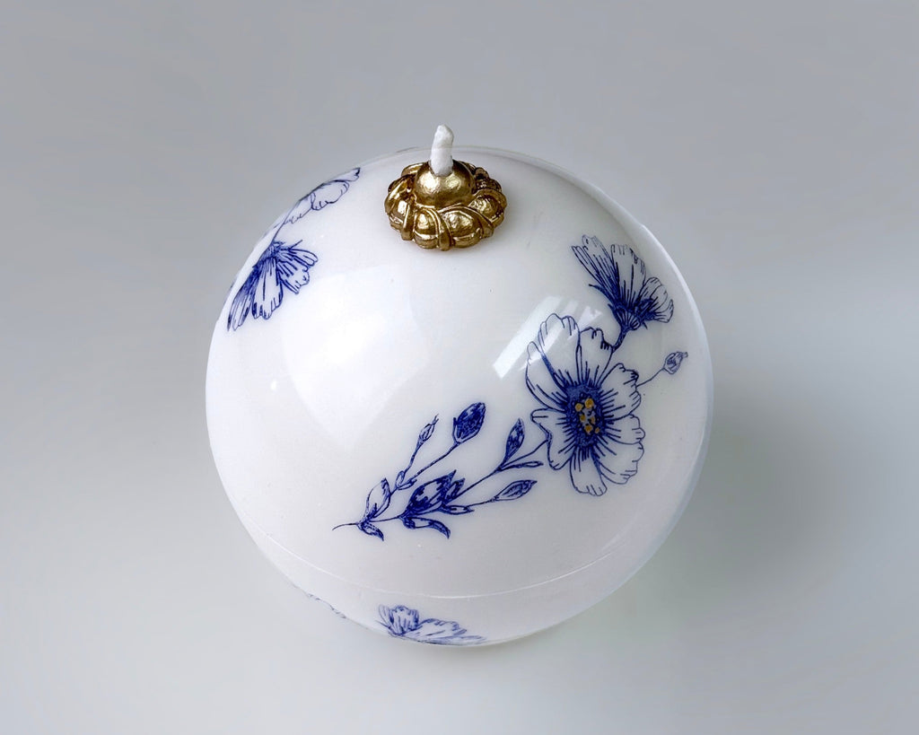 ROWA Dojaghee candle sculpted in beeswax with blue floral pattern and brass detail, inspired by Korean porcelain and filled with lavender scent.
